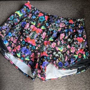 Hotty Hot High-Rise Lined Short 2.5" in Flowerscope - Size 6